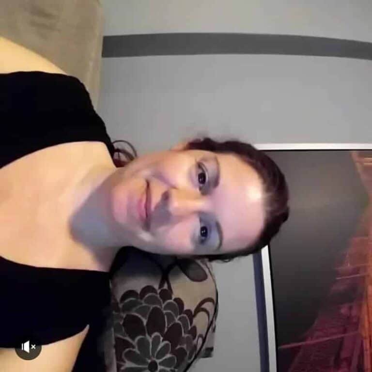 How To Hold Your Phone Correctly For Video On Every Social Media Site