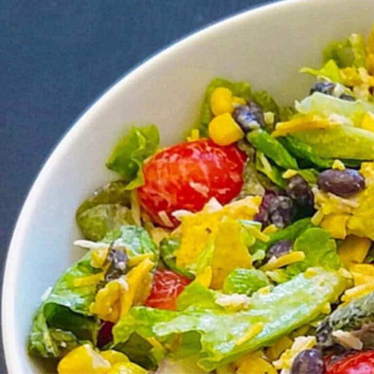 Looking for a better alternative to a taco salad, without that fattening shell? Try this healthy taco salad recipe! It's quick, easy, delicious, and vegetarian. #tacosalad