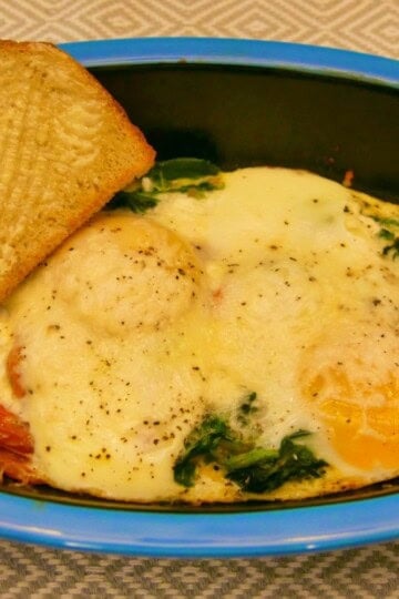 Looking for a breakfast or brunch dish that's adaptable for everyone in your family? Try baked eggs with cream and vegetables! Baking eggs in the oven this way is easy, especially if you're trying to please people with different tastes, since each serving is baked up in its own dish. Personally, I like mine with tomatoes, spinach, and a little Parmesan, but you get to make it your own! #BakedEggs #Breakfast
