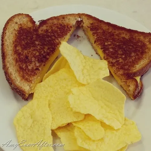 grilled cheese with baked potato chips What you can eat on Weight Watchers Freestyle - grilled cheese and baked potato chips