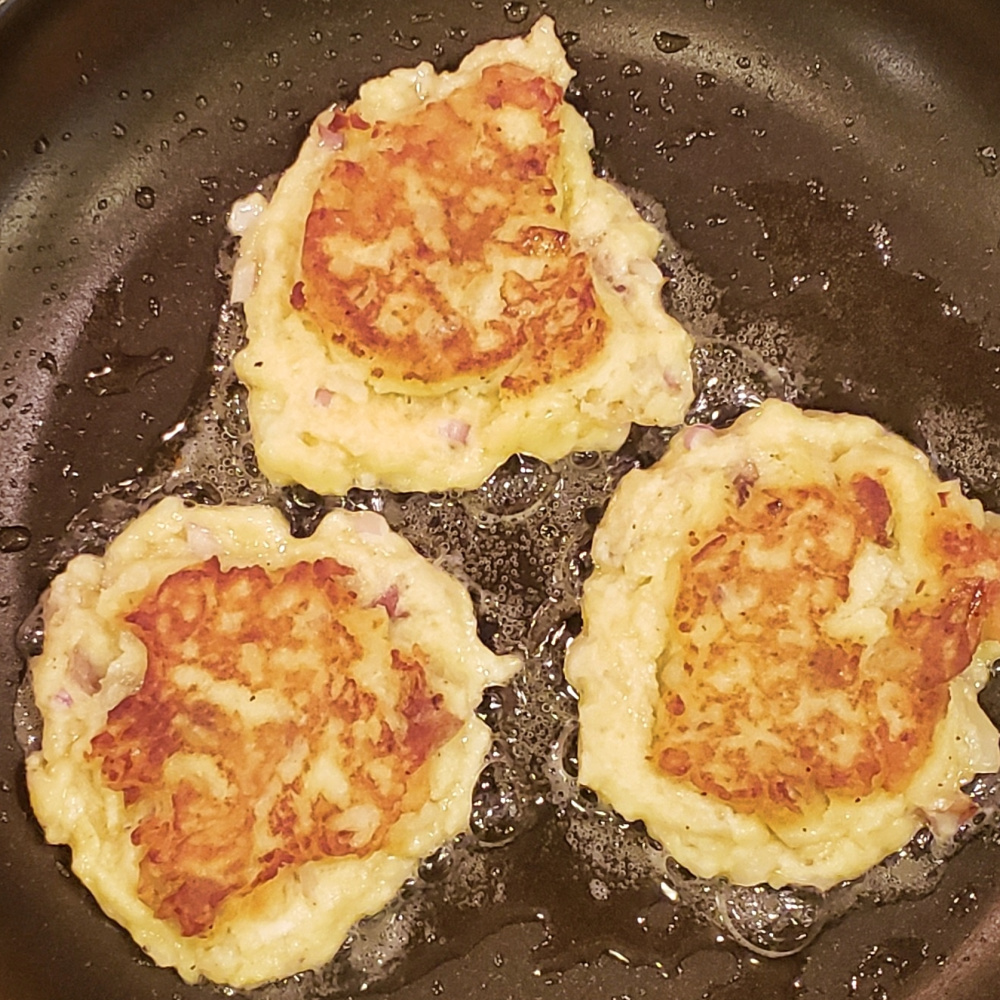 Ever wonder what to make with leftover mashed potatoes? Fry them up into delicious and easy Leftover Mashed Potato Cakes! This quick and easy recipe involves almost no prep, and you get little potato cakes that are fried and crispy on the outside and deliciously soft on the inside. #leftovers #recipe