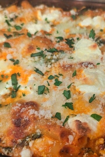 Close up of baked ziti.